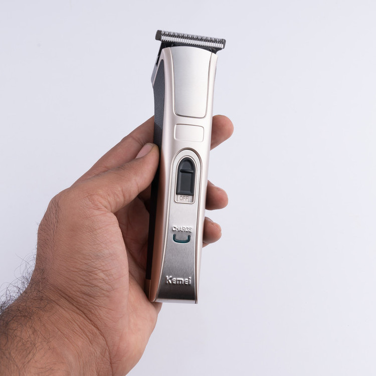 ماشین اصلاح سر و صورت کیمی مدل KM-5017 با تیغه استیل ضد زنگ، 4 شانه قابل تنظیم، طراحی ارگونومیک، باتری 600 میلیآمپر ساعت با شارژ USB و قابلیت شستوشو