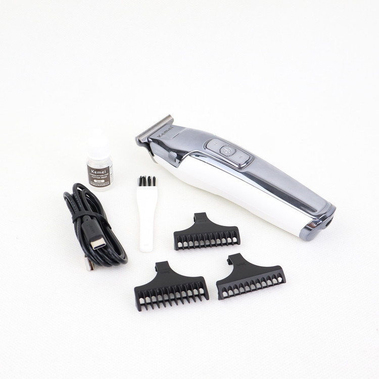 ماشین اصلاح موی سر و صورت کیمی مدل KM-5027 Professional با تیغه تیتانیوم پیشرفته، باتری لیتیوم یون 1400 میلیآمپر، شارژ تایپسی، طراحی ارگونومیک و قابلیت استفاده خشک و مرطوب