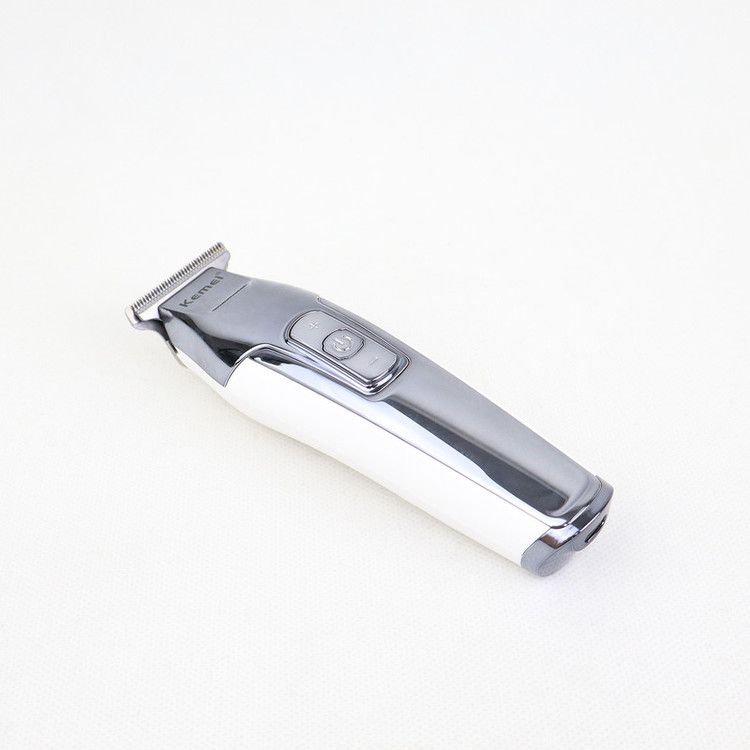 ماشین اصلاح موی سر و صورت کیمی مدل KM-5027 Professional با تیغه تیتانیوم پیشرفته، باتری لیتیوم یون 1400 میلیآمپر، شارژ تایپسی، طراحی ارگونومیک و قابلیت استفاده خشک و مرطوب