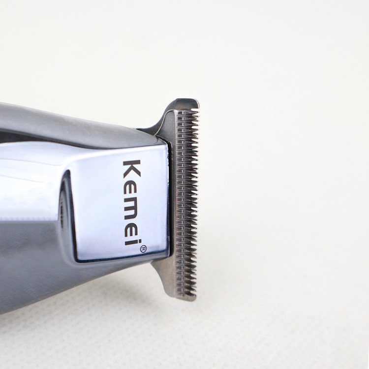ماشین اصلاح موی سر و صورت کیمی مدل KM-5027 Professional با تیغه تیتانیوم پیشرفته، باتری لیتیوم یون 1400 میلیآمپر، شارژ تایپسی، طراحی ارگونومیک و قابلیت استفاده خشک و مرطوب
