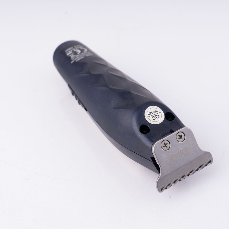 ماشین اصلاح موی سر و صورت کیمی مدل NEW km-5021 با تیغه استیل ضد زنگ، باتری 600 میلیآمپر، شارژ 60 دقیقه، زمان استفاده 90 دقیقه، توان 5 وات، اصلاح صفر زن و خط زن، همراه با 3 شانه سایز 1، 2 و 3 میلیمتر