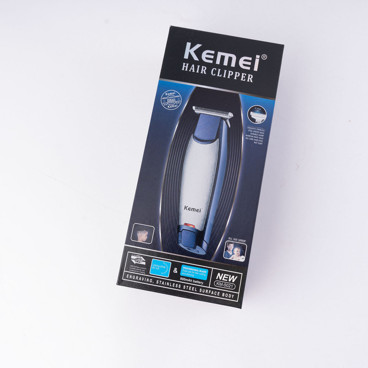 ماشین اصلاح موی سر و صورت کیمی مدل NEW km-5021 با تیغه استیل ضد زنگ، باتری 600 میلیآمپر، شارژ 60 دقیقه، زمان استفاده 90 دقیقه، توان 5 وات، اصلاح صفر زن و خط زن، همراه با 3 شانه سایز 1، 2 و 3 میلیمتر