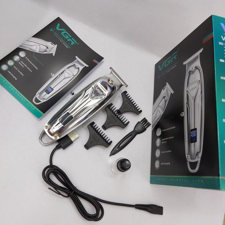 ماشین اصلاح مو صورت و سر وی جی آر مدل V-062 با باتری 1400mAh، شارژ سریع، 2 ساعت استفاده بیسیم، شانه متحرک در 4 اندازه، نمایشگر دیجیتال و قابلیت استفاده خشک و مرطوب