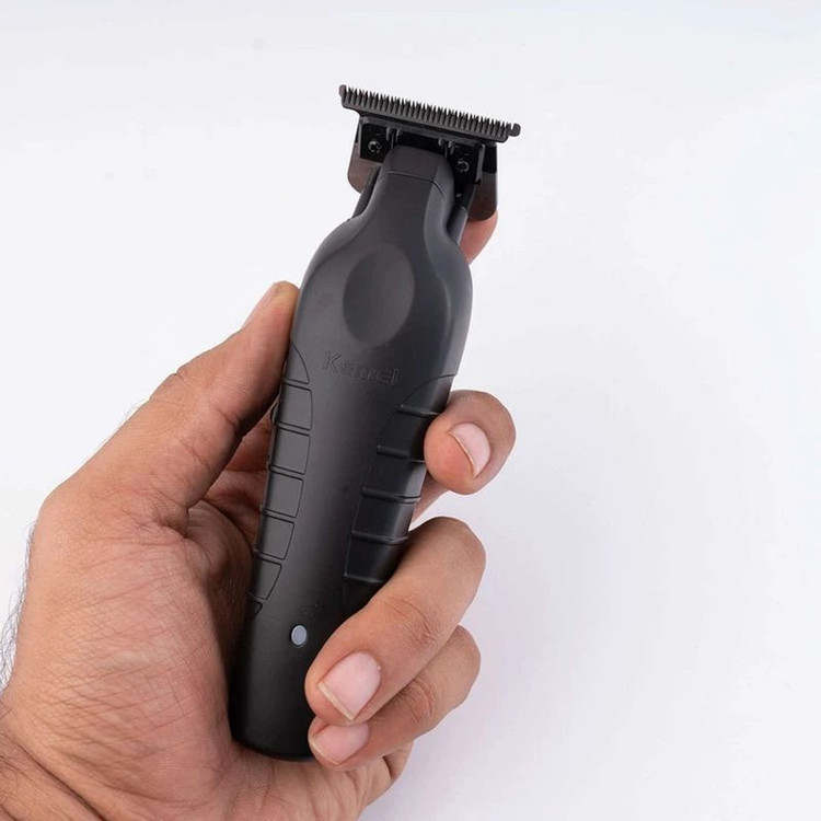 ماشین اصلاح موی صورت کیمی مدل KM-2299 با تیغه کربن استیل، باتری 1200 میلیآمپر ساعت، شارژ سریع 3 ساعته با USB Type-C، طراحی ارگونومیک و 3 شانه تنظیم طول مو