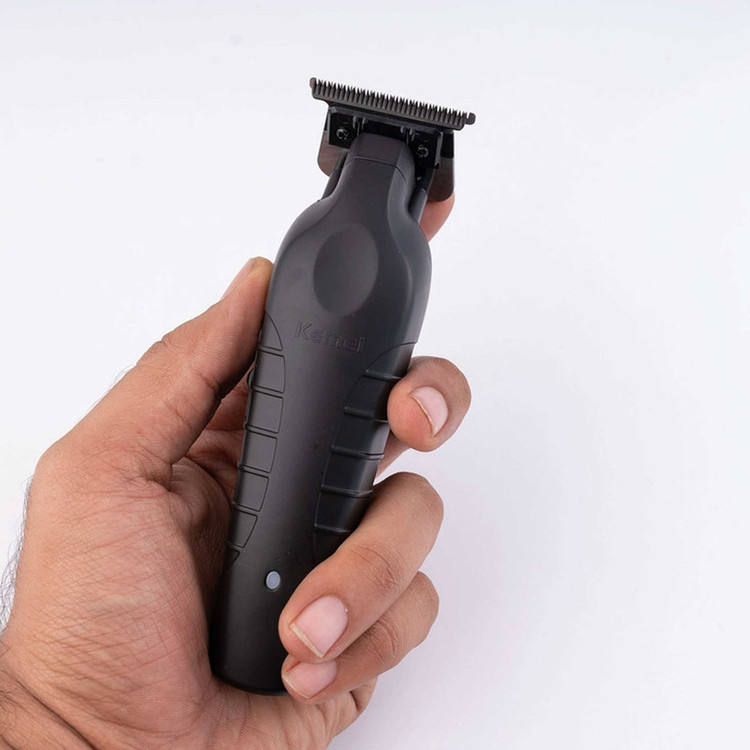 ماشین اصلاح موی صورت کیمی مدل KM-2299 با تیغه کربن استیل، باتری 1200 میلیآمپر ساعت، شارژ سریع 3 ساعته با USB Type-C، طراحی ارگونومیک و 3 شانه تنظیم طول مو