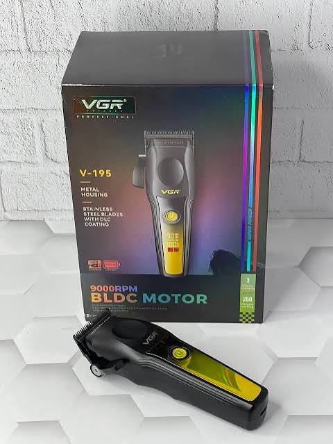 پک کامل و ارجینال ماشین اصلاح موی سر و صورت وی جی ار مدل V-195 با تیغه کربن استیل و استیل پیشرفته، باتری قابل شارژ، 8 شانه قابل تنظیم، برش مستقیم، مناسب استفاده حرفهای و آرایشگاهی