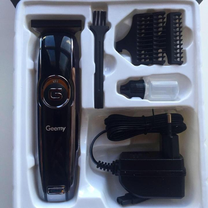 ماشین اصلاح خط زن موی سر و صورت جیمی مدل GM-6050 با تیغه استیل ضد زنگ، اصلاح برش مستقیم با دقت 0.1 میلیمتر، قابلیت صفرزن، خط زن و حجم زن، باتری با 70 دقیقه زمان استفاده و نمایشگر وضعیت شارژ و سه شانه اصلاح 1، 2 و 3 میلیمتری