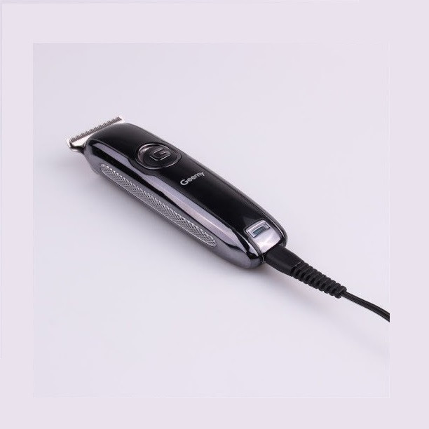 ماشین اصلاح خط زن موی سر و صورت جیمی مدل GM-6050 با تیغه استیل ضد زنگ، اصلاح برش مستقیم با دقت 0.1 میلیمتر، قابلیت صفرزن، خط زن و حجم زن، باتری با 70 دقیقه زمان استفاده و نمایشگر وضعیت شارژ و سه شانه اصلاح 1، 2 و 3 میلیمتری